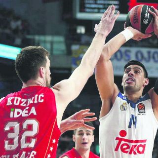 Le echan a perder la fiesta a Gustavo Ayón