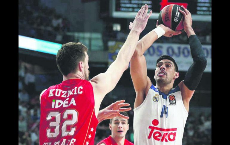 Limitado. En su juego 150 en España, Gustavo Ayón sólo pudo marcar 10 puntos en la derrota del Real Madrid. ESPECIAL /