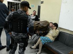 Víctor Lorenzo Flores, despidiéndose de pariente tras haber sido sentenciado por asociación ilícita. AFP / O. Sierra