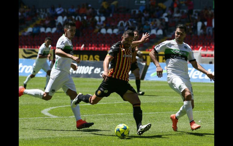 Ismael Valadez marca su segundo gol del partido al minuto 65, definiendo con fuerza y control. EL INFORMADOR / R. Tamayo