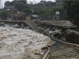 En el distrito de Chosica, las vías del tren sucumbieron ante las intensas lluvias y las avalanchas de lodo. AP /  M. Mejía