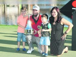 Leishman celebró su título acompañado de sus hijos Harvey y Oliver y su esposa Audrey, que hace un par de años estuvo en coma. AFP / S. Greenwood