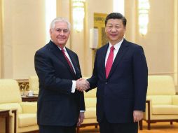 Rex Tillerson y Xi Jinping se saludan antes de su reunión en el Gran Salón del Pueblo. AFP / L. Zhang
