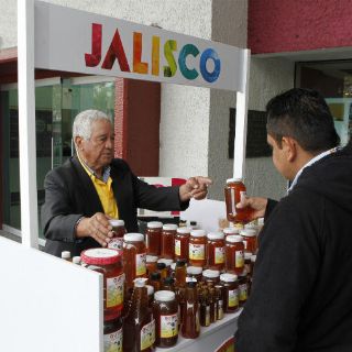 Caravanas de productos a bajo costo benefician a comerciantes