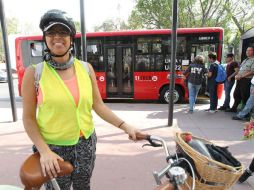 Mariana Uribe asegura que utilizar la bicicleta a diario para llegar al trabajo es una rutina que le ha beneficiado a su salud. EL INFORMADOR / G. Gallo
