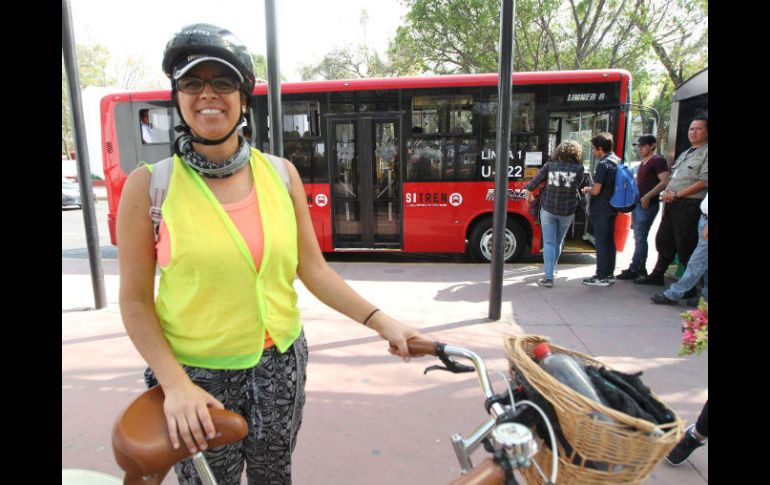 Mariana Uribe asegura que utilizar la bicicleta a diario para llegar al trabajo es una rutina que le ha beneficiado a su salud. EL INFORMADOR / G. Gallo