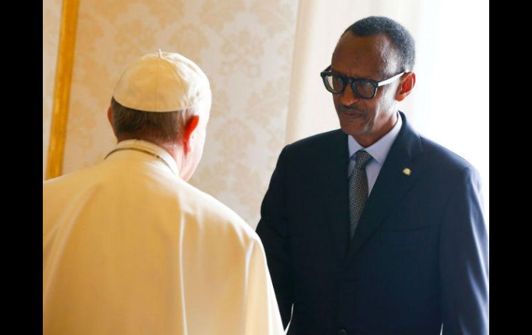Francisco recibe al presidente de Ruanda, Paul Kagame, este lunes y le implora perdón. AFP / T. Gentile
