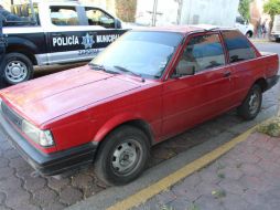 Sobre la avenida Atemajac, detienen a tres personas a bordo de un Tsuru rojo con reporte de robo. ESPECIAL /