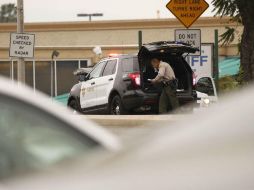 El sospechoso disparó por unos minutos desde su camioneta, mientras policías se defendían devolviendo el fuego. AP / A. Seib