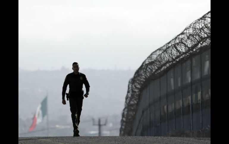 Senadores aseguran que no hay evidencias de que un muro con México es necesario pues la frontera está vallada. AP / ARCHIVO