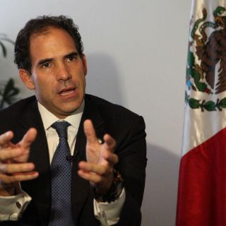 Escudero presenta controversia contra Constitución capitalina