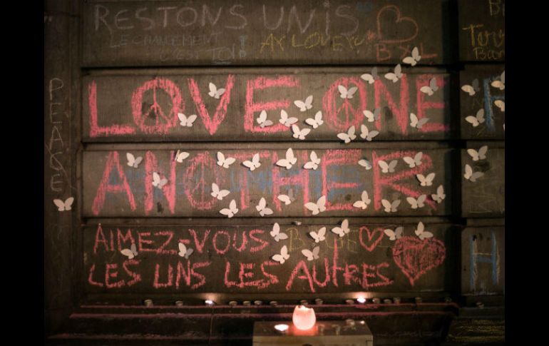 Mariposas de papel fueron pegadas en una pared de madera donde varias personas escribieron mensajes de consuelo para las víctimas. EFE / ARCHIVO