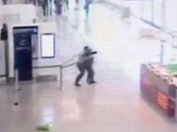 Captura de imagen del video proporcionado por el aeropuerto de Orly donde se aprecia el momento de la agresión. AFP /