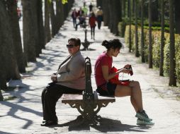 Aconsejan protegerse del sol y beber abundantes líquidos esta temporada. EFE /