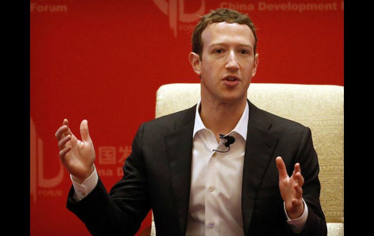 En primer lugar se encuentra el fundador de Facebook, Mark Zuckerberg, de 32 años, con una fortuna de 56 mil millones de dólares. AP / ARCHIVO