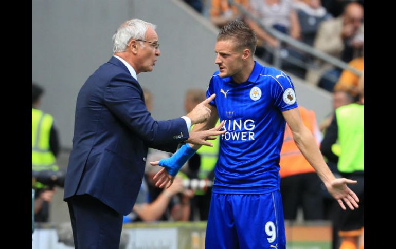 Vardy (D) es uno de los jugadores que tuvo conversaciones con los dueños del equipo antes de que Ranieri (I) i fuese cesado. AFP / L. Parnaby