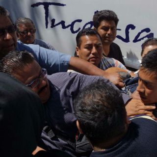 Entre protestas, conmemoran natalicio de Benito Juárez en Oaxaca