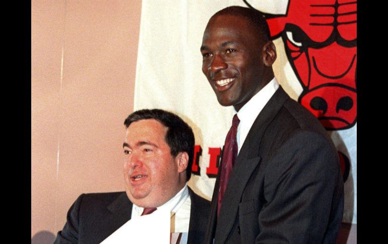 Michael Jordan (D) es uno de los jugadores que Krause (I) reclutó para Chicago. AP / M. Elias