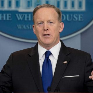 Vocero presidencial de Trump bromea por robo de camiseta de Brady