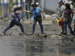 En las carreteras, el desastre natural ha destruido dos mil 148 kilómetros de vía y daños en al menos 290 puentes. AP / M. Mejia