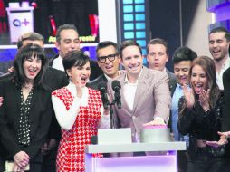 Alegre. Benjamín Salindas (a la derecha de Patricia Chapoy), confiado en cambiarle la cara a TV Azteca con nuevas propuestas. ESPECIAL / CORTESÍA TV AZTECA