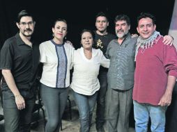 Integrantes del grupo Praznik junto a Gabriela Escatel (segunda de izquierda a derecha) coordinadora de Teatro de Cultura Jalisco. ESPECIAL / CORTESÍA UDG