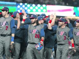 Jugadores de Estados Unidos celebran su victoria sobre Japón y el pase a la Final, en donde hoy enfrentarán a Puerto Rico. AP / C. Carlson