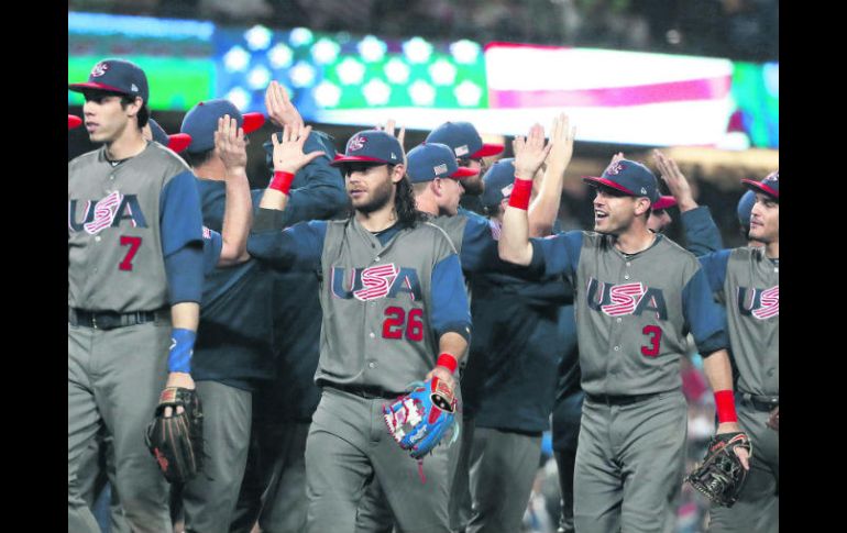 Jugadores de Estados Unidos celebran su victoria sobre Japón y el pase a la Final, en donde hoy enfrentarán a Puerto Rico. AP / C. Carlson