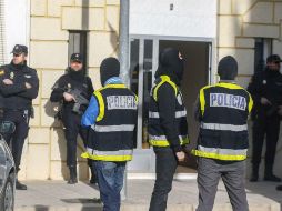 La Policía Nacional detiene en Benetússer, Valencia, a uno de los individuos. EFE / K. Forsterling