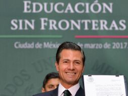 El martes, Peña Nieto promulgó las reformas a la Ley de Educación, que permiten la revalidación de estudios a ''dreamers''. EFE /