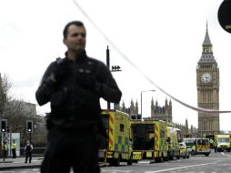 Un policía monta una guardia cerca del Parlamento británico, sitio del atentado. AP / M. Dunham