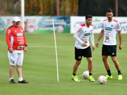 Ramírez (I) destaca la 'versatilidad' de la Selección mexicana. AFP / E. Becerra