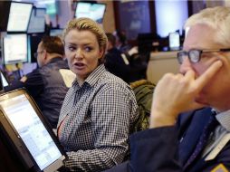 Las acciones oscilaron entre ganancias y pérdidas durante varias horas antes de un empuje al alza hacia el final de la tarde. AP / ARCHIVO