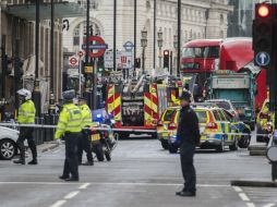 Esta mañana un sujeto apuñaló y arrolló con su vehículo a varios ciudadanos afuera del parlamento británico; hay cinco muertos. EFE / W. Oliver