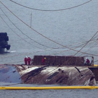 Corea del Sur consigue reflotar ferry hundido en 2014