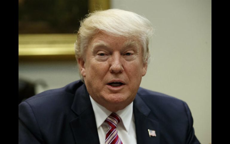 Trump dijo a un grupo de republicanos que muchos perderían su escaño en 2018 si no aprueban una ley de seguros de gastos médicos. AP / E. Vucci