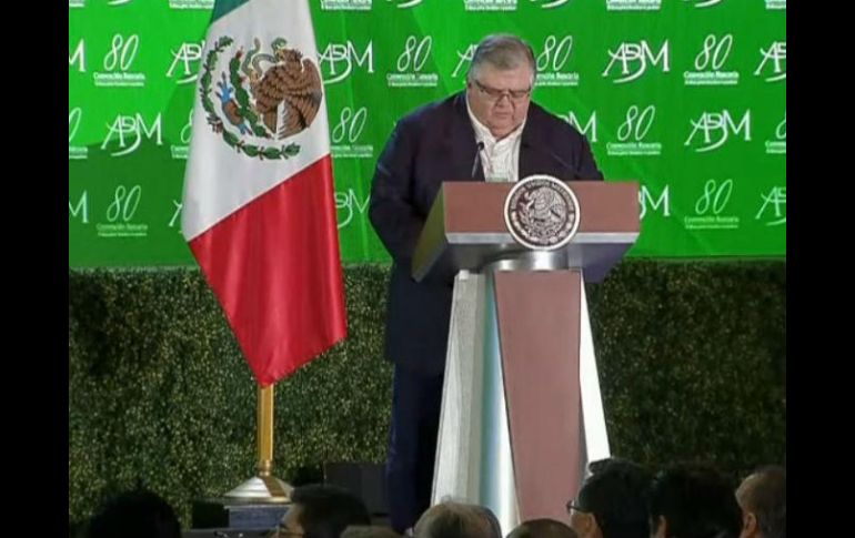 Carstens dijo que la liberación de los precios de gasolinas contribuye a la consolidación de las finanzas públicas. TWITTER / @PresidenciaMX