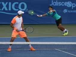 En la imagen el mexicano Santiago González (playera naranja) y el neozelandés Artem Sitak. EL INFORMADOR / R. Tamayo