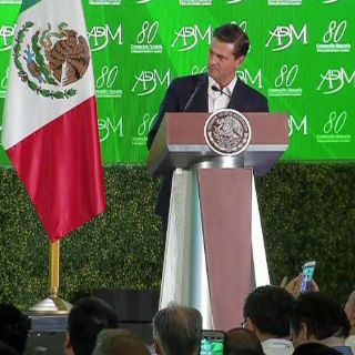 Ante banqueros, Peña Nieto critica populismo