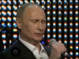 Vladimir Putin aparece sobre un escenario con micrófono en mano entonando 'Creep'. YOUTUBE / Kremlin Official