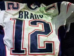 La camiseta hallada en México tiene grandes manchas verdes al parecer producidas por el roce con el césped. EFE / ESPECIAL