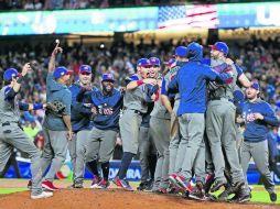 Jugadores de la Selección de Estados Unidos celebran su primer título del Clásico Mundial tras vencer con autoridad a Puerto Rico. AP / J. Hong