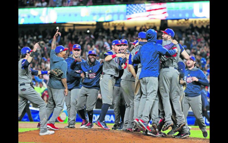 Jugadores de la Selección de Estados Unidos celebran su primer título del Clásico Mundial tras vencer con autoridad a Puerto Rico. AP / J. Hong