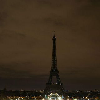 Torre Eiffel apaga sus luces en homenaje a víctimas de Londres