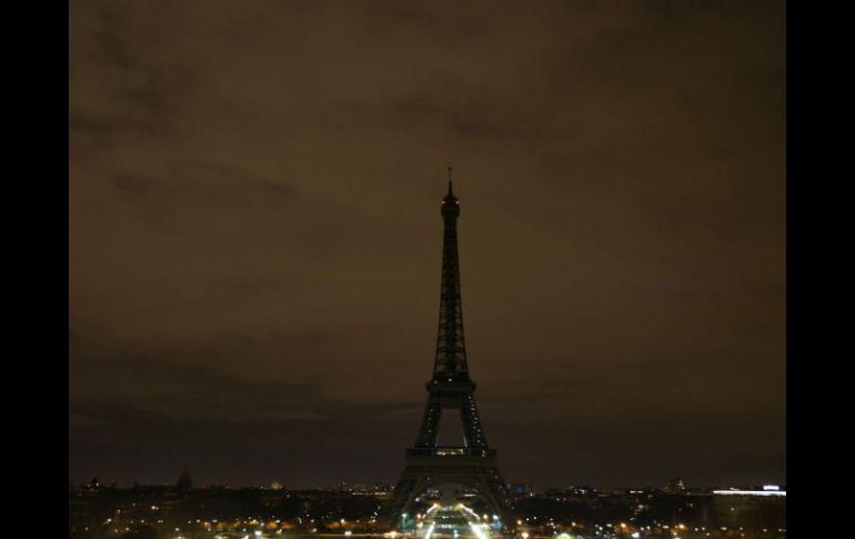 Las más de 22 mil bombillas que iluminan a la torre se desactivaron. AFP / Z. Abdelkafi