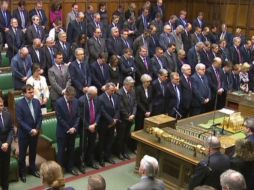 Tras el minuto de silencio, los Comunes procedieron con preguntas al ministro británico de Comercio, Liam Fox. AFP / PRU