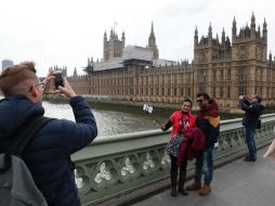 Algunas personas se toman ‘selfies’ en el puente de Westminster tras la reapertura. AFP / A. Dennis