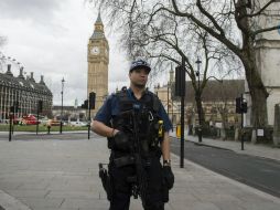 El hombre murió cuando un atacante se abalanzó con un vehículo sobre una multitud que caminaba por el puente de Westminster. EFE / W. Oliver
