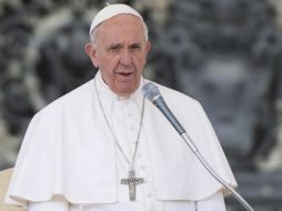 El líder católico rubrica el decreto con el que certificó el hecho milagroso, del cual todavía no se tienen mayores detalles. EFE / C. Peri