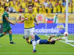 James vence al portero colombiano en la recta final del encuentro. AFP / L. Robayo